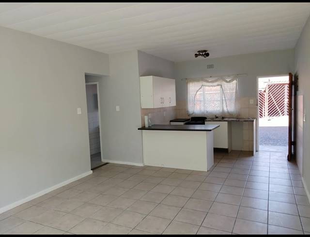 2 BEDROOM TOWNHOUSE FOR SALE IN KEMPTON PARK EXT 5